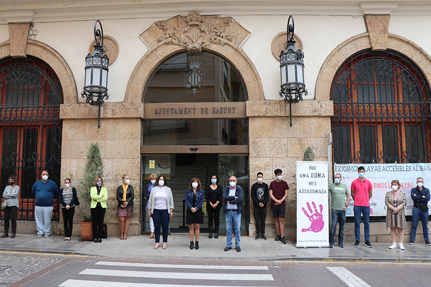 Sagunto guarda un minuto de silencio en señal de condena y repulsa por los presuntos asesinatos machistas ocurridos en Mallorca, Tarragona y Barcelona