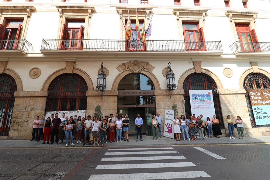 Sagunto guarda un minuto de silencio en señal de condena y repulsa por los asesinatos machistas en Girona y Granada