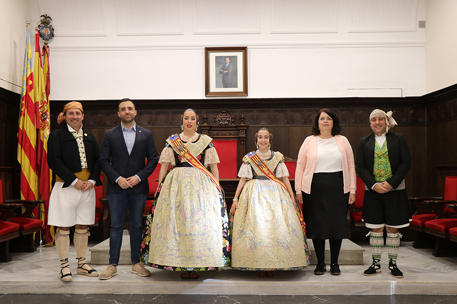 El Ayuntamiento de Sagunto actualiza el diseño de las telas de los trajes oficiales de las Falleras Mayores