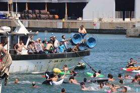 La alta participación consolida el lanzamiento de pelotas en las cucañas
