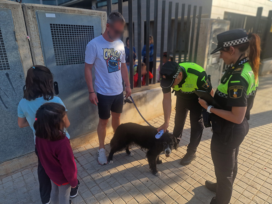La Policía Local sanciona a 52 propietarios de animales de compañía por no recoger las heces o llevarlos sueltos