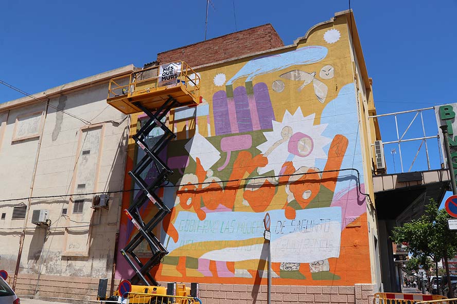 La artista La Oliwa está realizando su mural artístico en la pared lateral del Bingo sala Mónaco de Puerto de Sagunto
