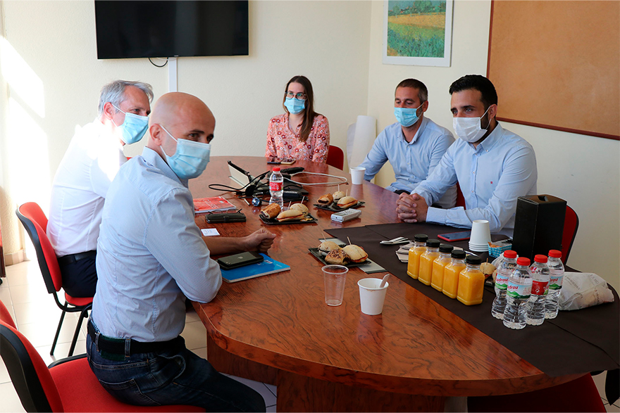 El alcalde de Sagunto mantiene una reunión con los responsables de la fábrica de Pilkington 