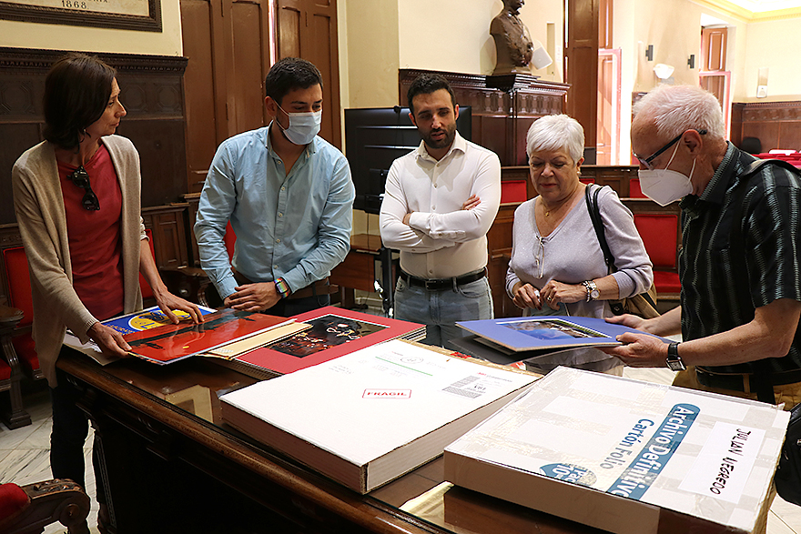 La familia de Julián Negredo Sánchez dona un centenar de fotografías al Archivo Municipal