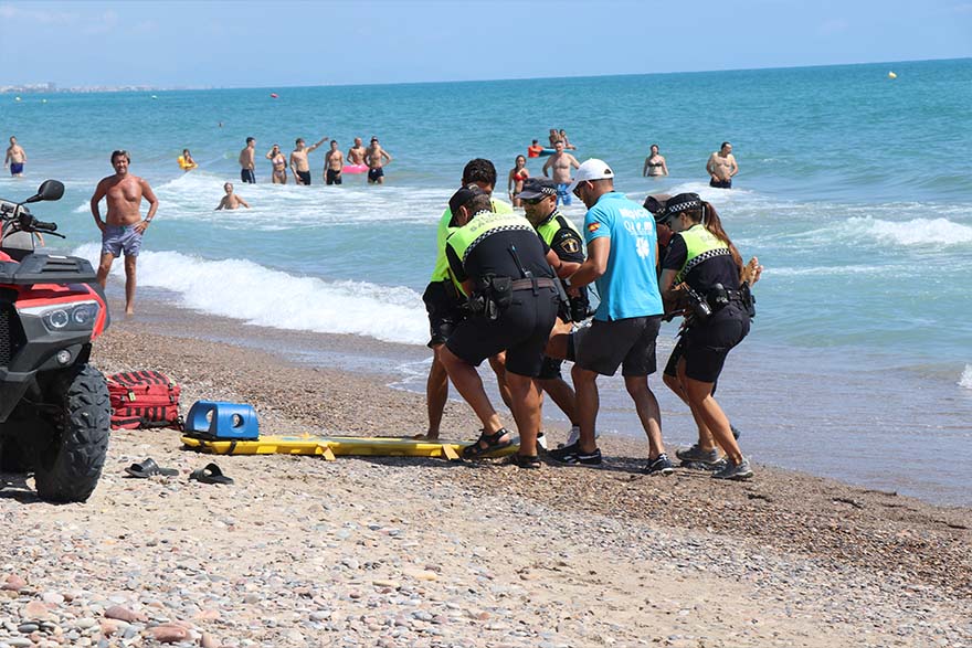 El servicio de socorrismo y la Policía Local de playas realizan un simulacro de salvamento en la playa de Almardà