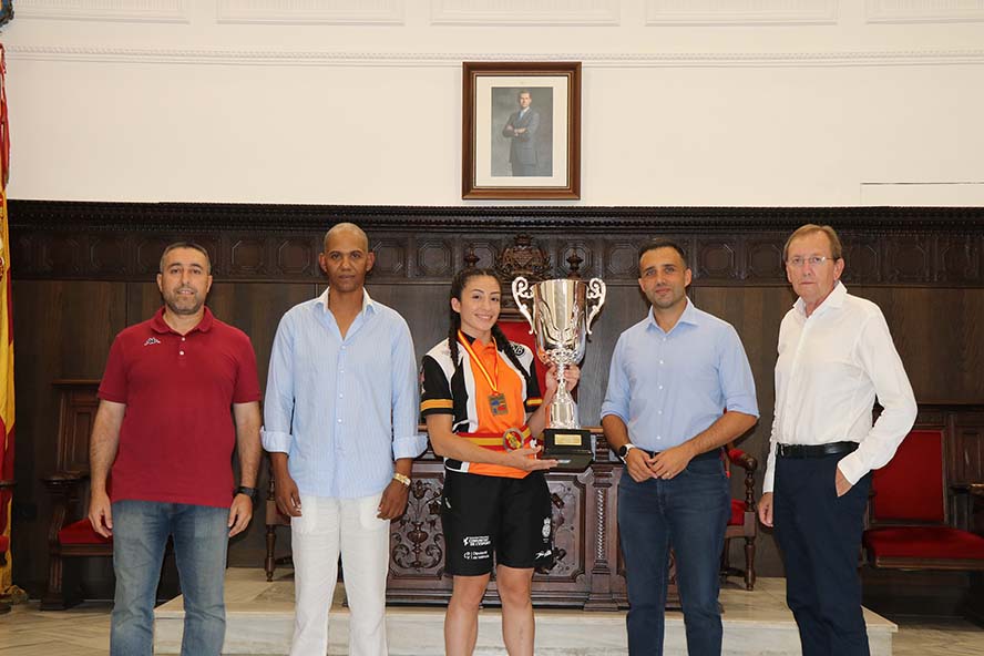 El Ayuntamiento de Sagunto recibe a la boxeadora Clara López por su oro en el Campeonato de España