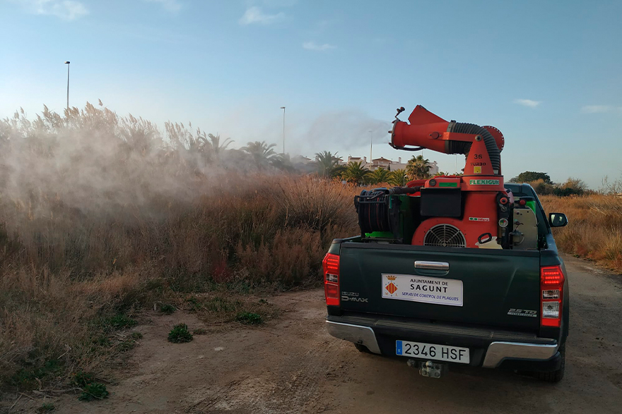 El departamento municipal de Sanidad intensifica el control de plagas de mosquitos a causa del incremento de las temperaturas 