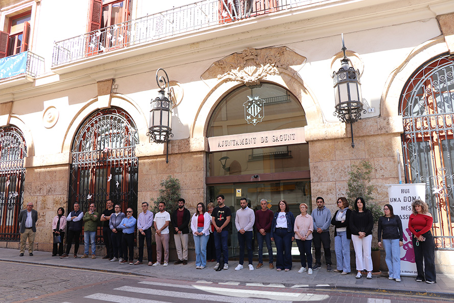 Silencio a las puertas de los edificios municipales por el presunto asesinato machista perpetrado en Toledo