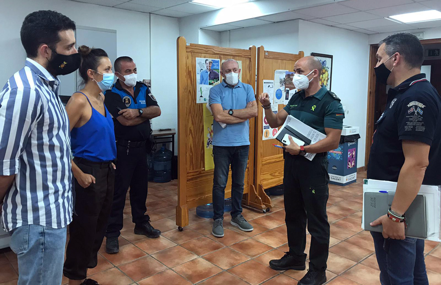 La Guardia Rural, la Policía Local y el Equipo ROCA requisan 120 kg de naranjas de un puesto del mercado por su procedencia ilegítima