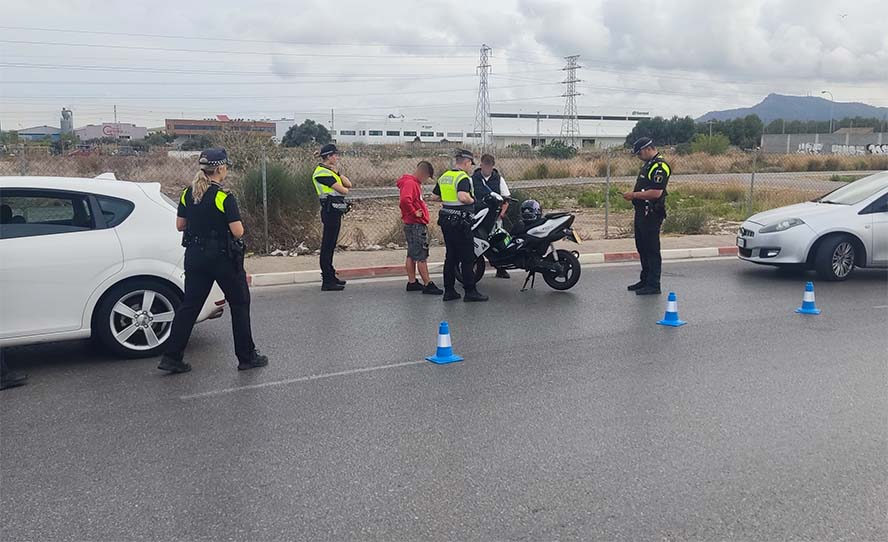 La Policía Local realiza una campaña de control y vigilancia del uso de patinetes eléctricos y ciclomotores