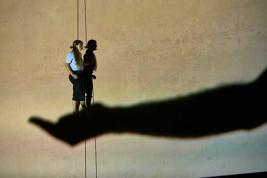 El trauma de los refugiados se hace danza vertical en el Off Romà de Sagunt a Escena