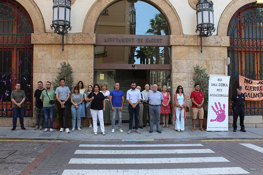 Sagunto guarda un minuto de silencio por el presunto asesinato machista de una mujer de 33 años ocurrido en Madrid