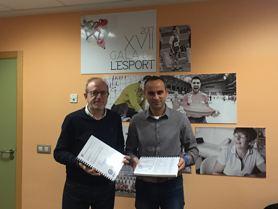 El polideportivo municipal 'internúcleos' acoge la entrega de recogida de firmas para solicitar la construcción de una piscina olímpica cubierta pública