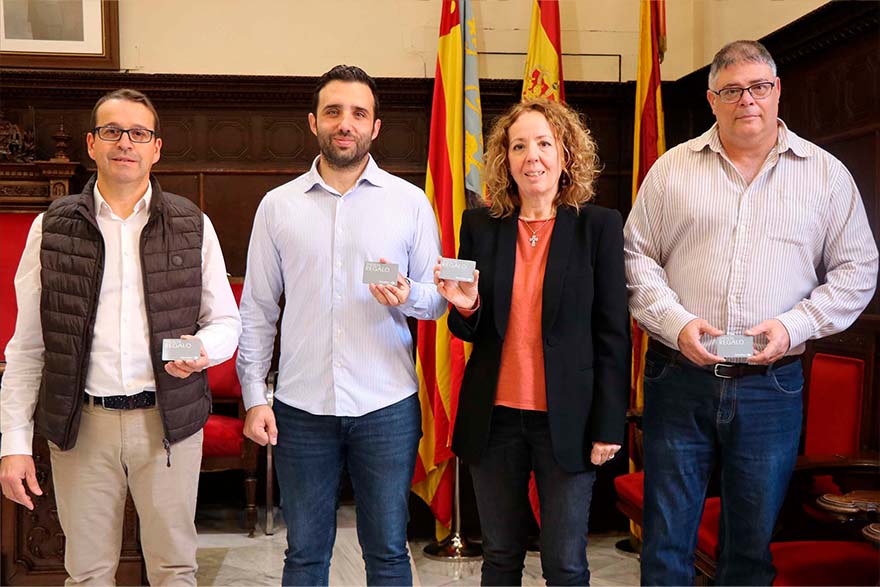 El Ayuntamiento y Carrefour Sagunto ayudan a personas desfavorecidas por Navidad a través de tarjetas regalo