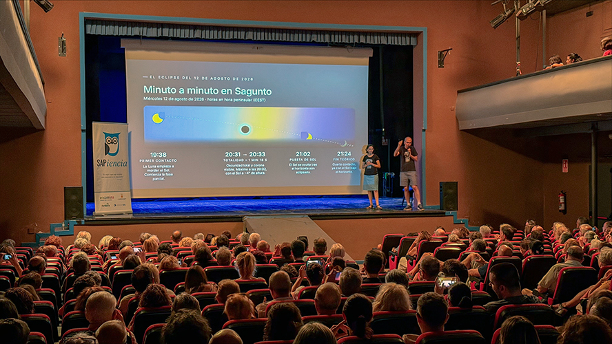 Un numeroso público se congrega en la Casa Municipal de Cultura para conocer la ciencia detrás del eclipse solar