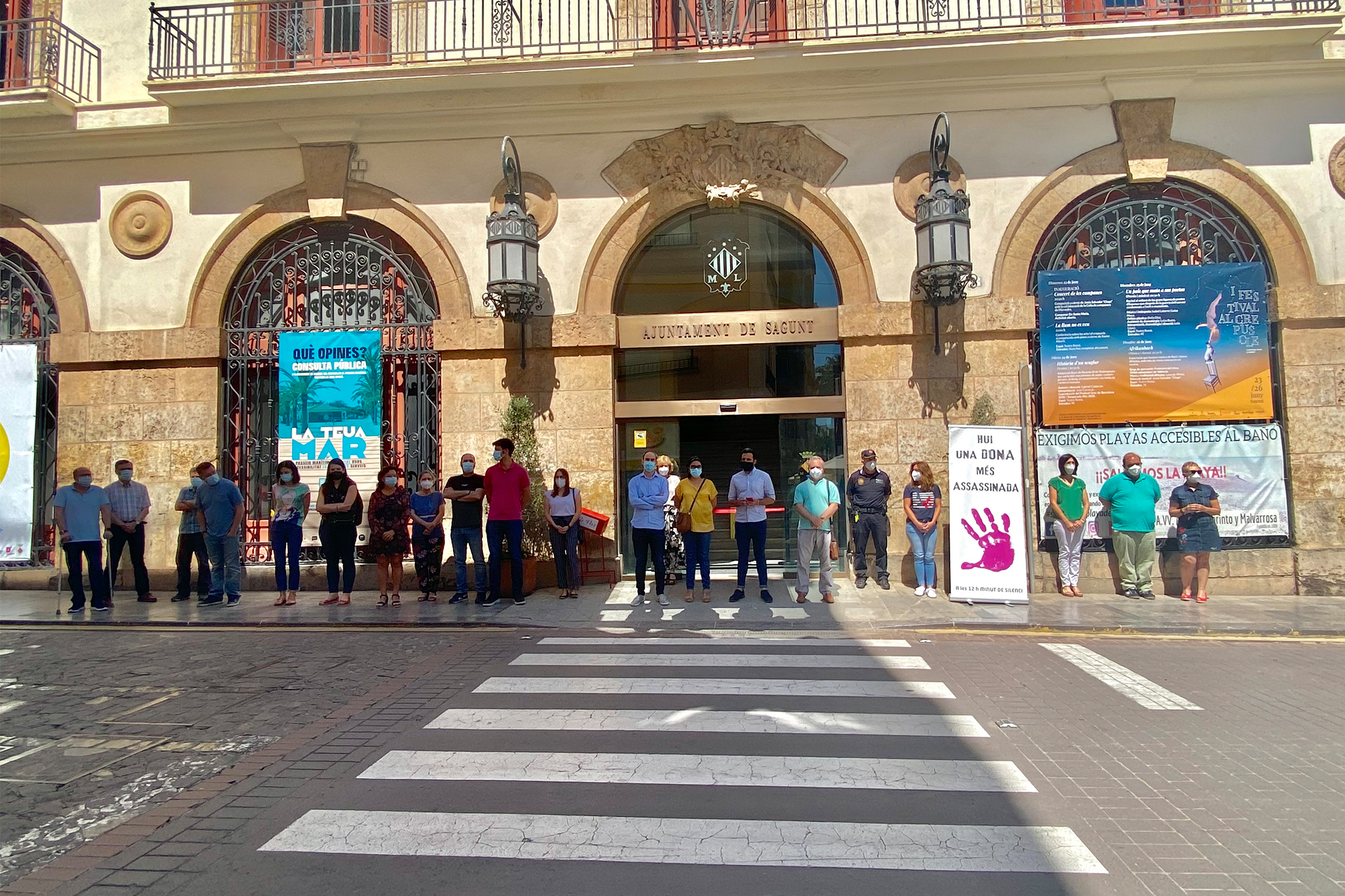 Sagunto guarda un minuto de silencio en señal de condena y repulsa por los presuntos asesinatos machistas ocurridos en Valladolid y en La Pobla Llarga, Valencia 