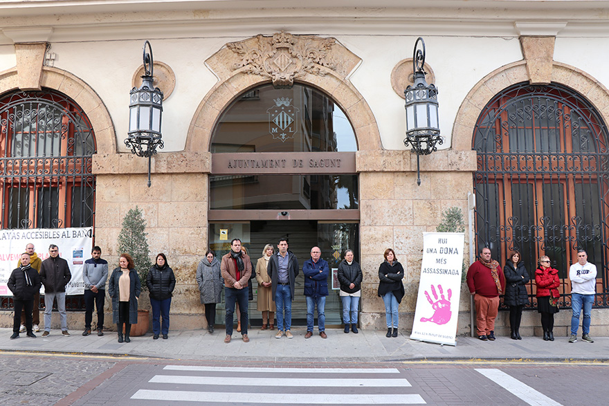 Sagunto guarda un minuto de silencio en señal de condena y repulsa por el presunto asesinato machista perpetrado en Marbella