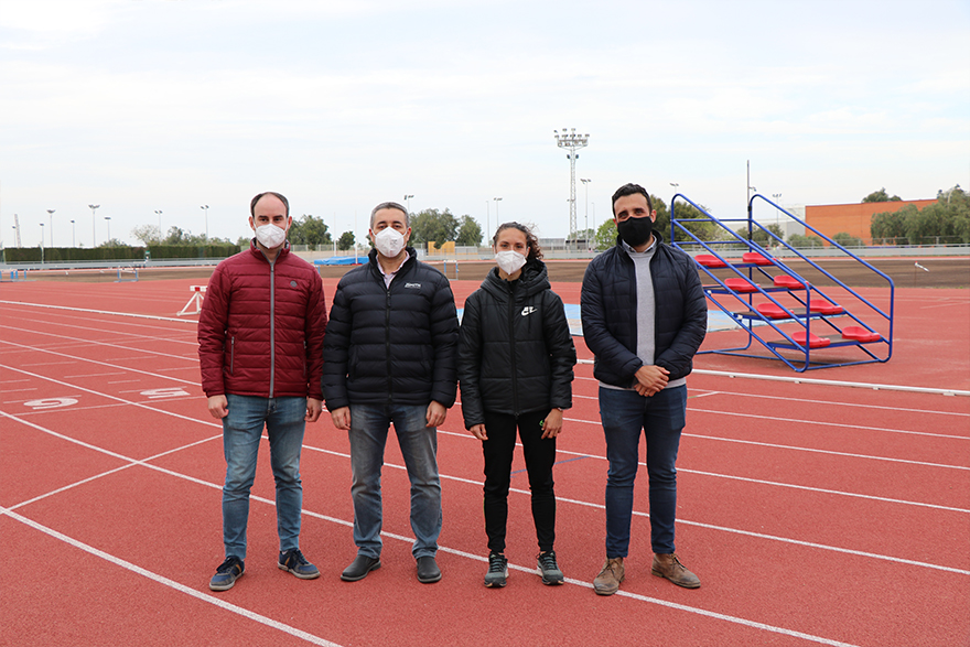 El Ayuntamiento apoya y asiste al homenaje de Laura Méndez, atleta local que ha conseguido la mínima olímpica en maratón