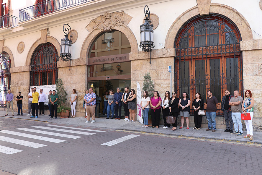 Sagunto guarda un minuto de silencio en señal de condena y repulsa por el presunto asesinato machista en Benalmádena