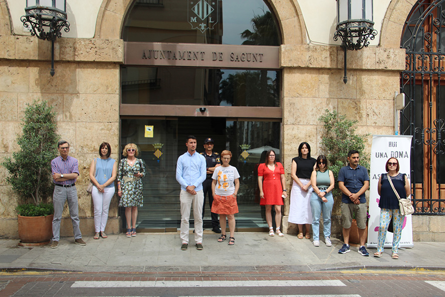 Silencio a las puertas de los edificios municipales por el presunto asesinato machista perpetrado en Marbella