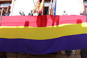 La bandera republicana ha sido desplegada, durante unos minutos, en el Ayuntamiento de Sagunto y en la Tenencia de Alcaldía para conmemorar el 14 de Abril 