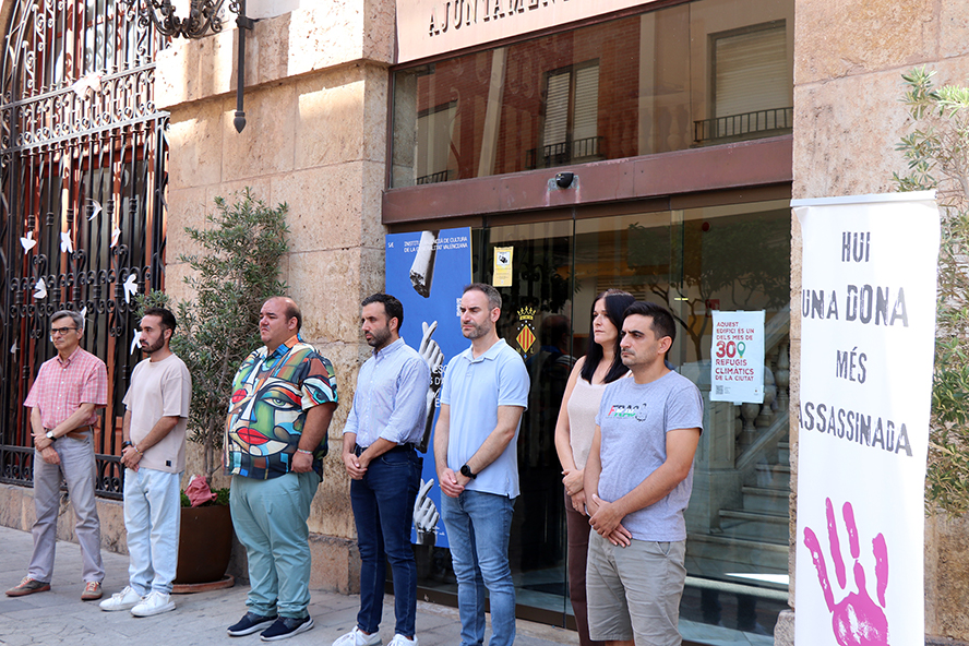 Silencio a las puertas de los edificios municipales por los presuntos asesinatos machistas perpetrados en Barcelona y Santander