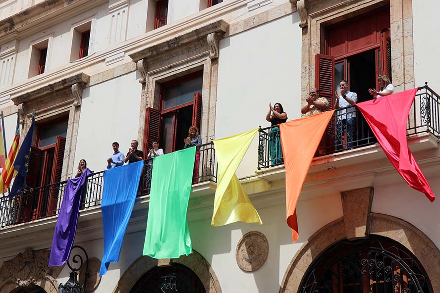 El Ayuntamiento de Sagunto cuelga pendones con los colores de la bandera LGTBIQ+ en las dependencias municipales
