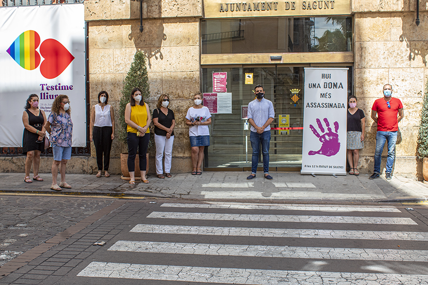Sagunto guarda un minuto de silencio en señal de condena y repulsa por los presuntos asesinatos machistas ocurridos en Palma de Mallorca y en Tenerife