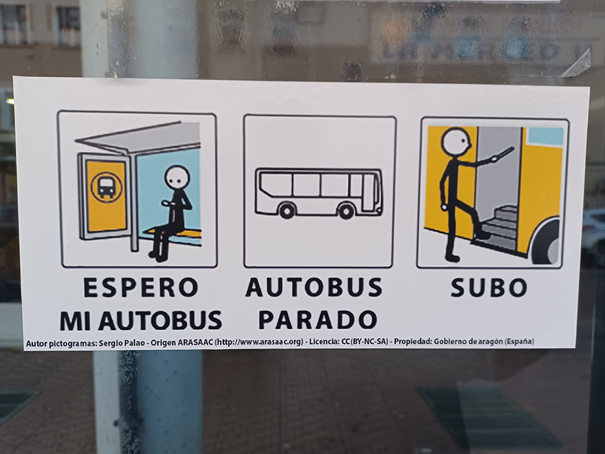 AVSA y Movilidad Urbana colocan pictogramas en las paradas de autobús del municipio para mejorar la accesibilidad de personas con diversidad sensorial