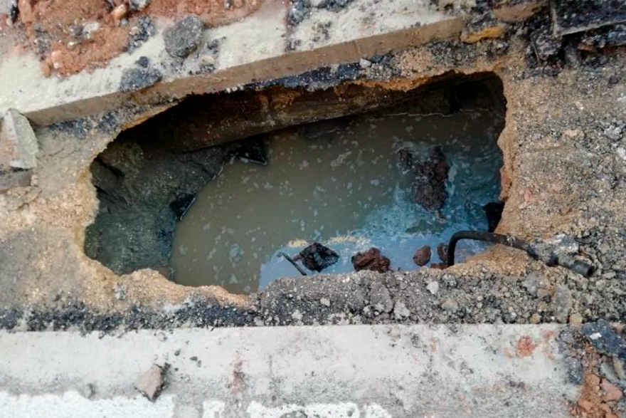 Los trabajos de renovación del colector de saneamiento de la calle Buenavista encaran una nueva fase con la reposición de las acometidas domiciliarias