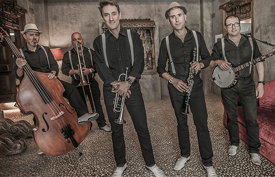 Locomotora Jazz Band llena de música la zona porticada del Mercado de Sagunto