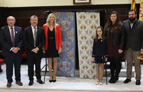 La FJFS 2018 ha entregado a las falleras mayores las telas para los trajes oficiales