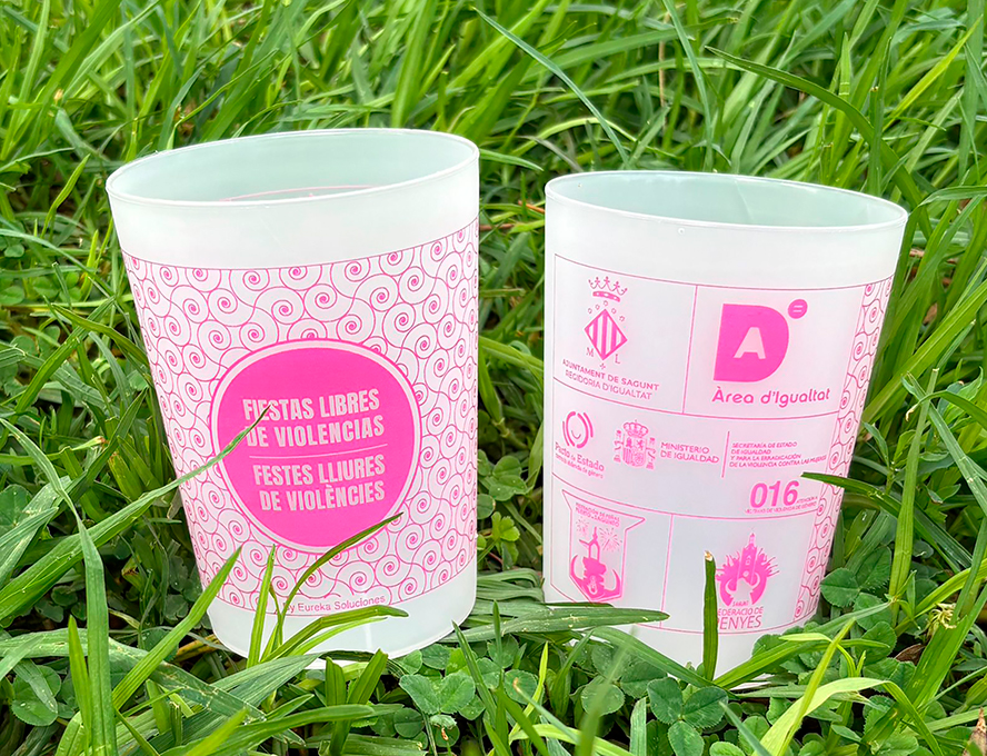 La Concejalía de Igualdad reparte 7.500 vasos entre los y las peñistas de Sagunto con el lema “Fiestas libres de violencias”