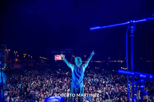 Macaco deleita a miles de asistentes en el concierto de hermanamiento de las fiestas patronales