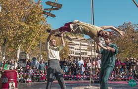 El Off Romà inicia su programa con el espectáculo de calle ‘Más allá del Zaguán’