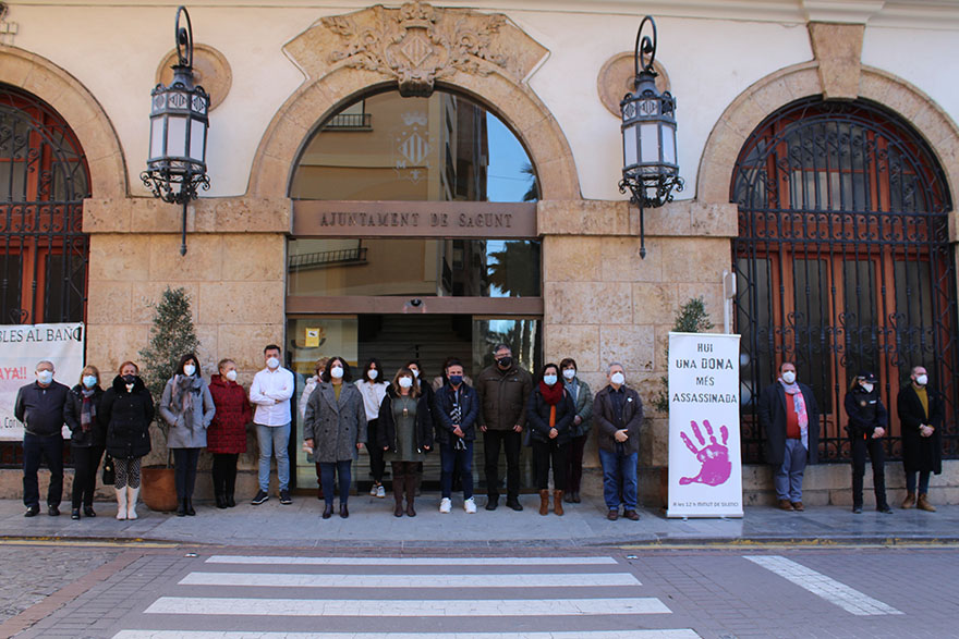 Sagunto guarda un minuto de silencio en señal de condena y repulsa por el presunto asesinato machista perpetrado en Granada