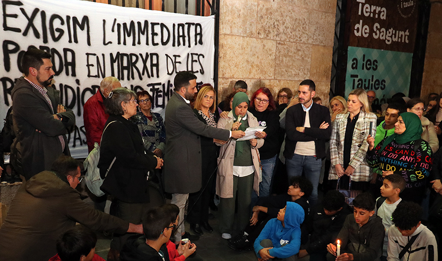 La sociedad se concentra frente al Ayuntamiento para mostrar su rechazo ante el asesinato machista de Fátima en Sagunto