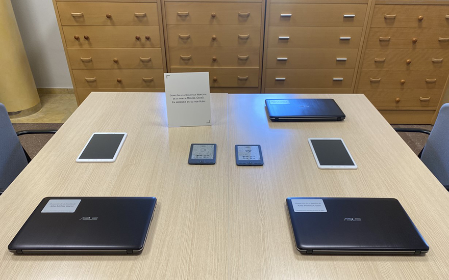 La biblioteca del Centro Cívico ya cuenta con una 'ciberteca' dedicada a la memoria de Alba Molina Garzó