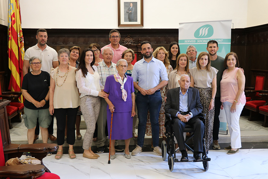 El Consistorio homenajea a las dos personas centenarias de este año en la XX Semana Cultural de las Personas Mayores de Sagunto  