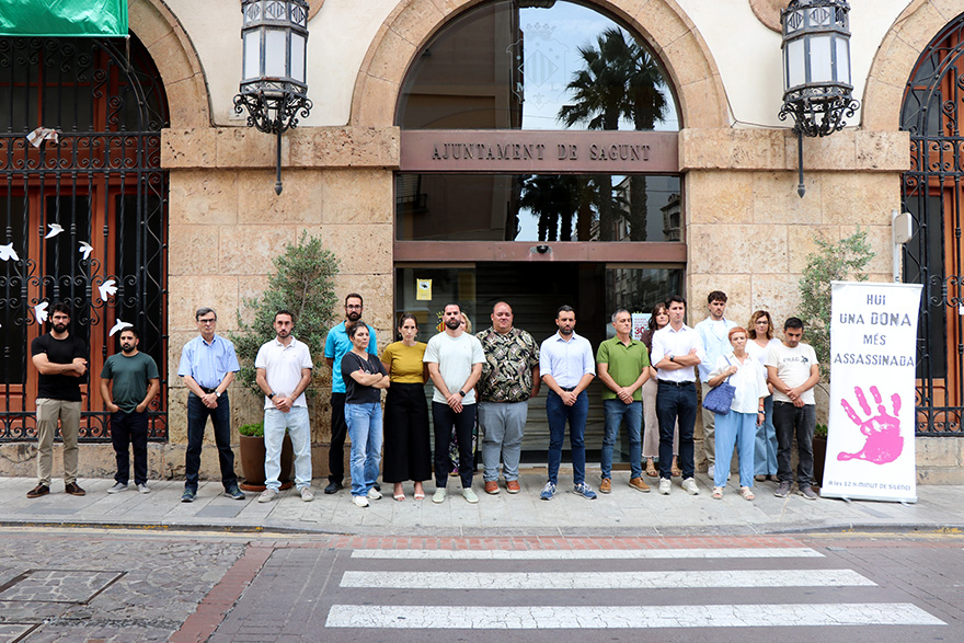 Silencio a las puertas de los edificios municipales por los presuntos asesinatos machistas perpetrados en Alicante, Sevilla y Málaga