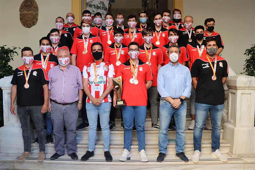 El Ayuntamiento de Sagunto recibe y honra al Cadete del Fertiberia BM Puerto Sagunto por la consecución del tercer puesto en el Campeonato de España