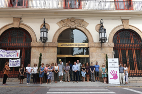 Sagunto guarda un minuto de silencio por los presuntos asesinatos machistas ocurridos en Oviedo, Madrid y Castellón