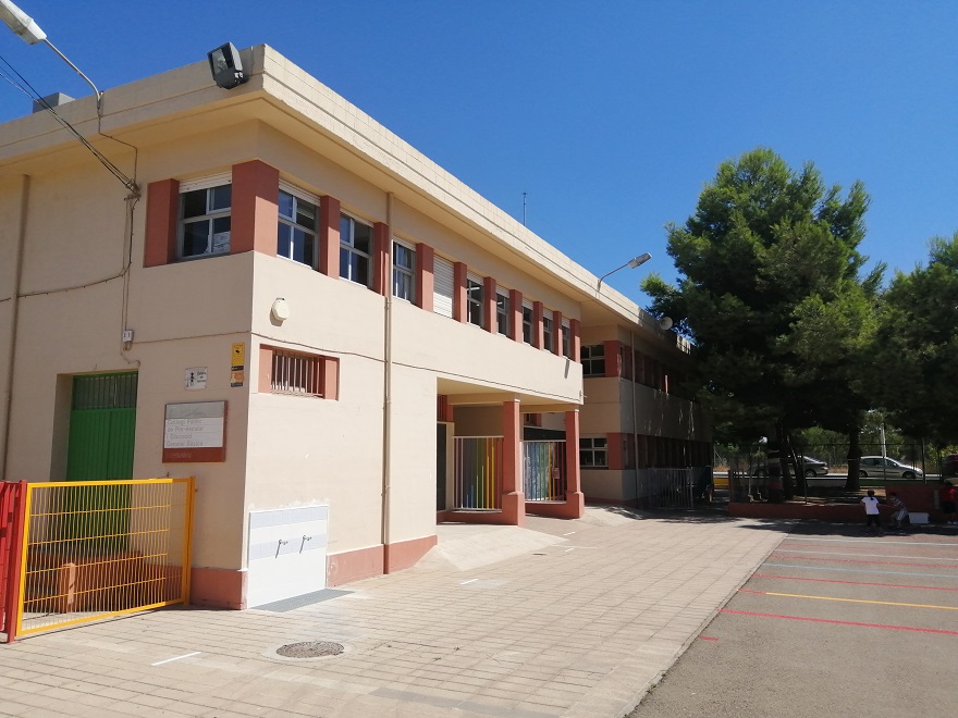 La Corporación acuerda ampliar y acondicionar el patio del CEIP La Pinaeta