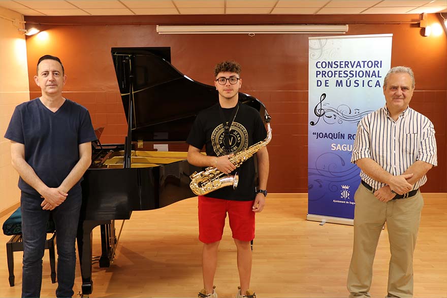 El conservatorio de música Joaquín Rodrigo concede el premio profesional de saxofón y la mención de honor de Música de Cámara a Enric Lozano Carpena