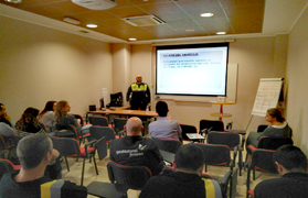 La Policía Local de Sagunto ofrece una charla sobre sensibilización en seguridad vial y prevención de accidentes de tráfico en Gas Natural Fenosa