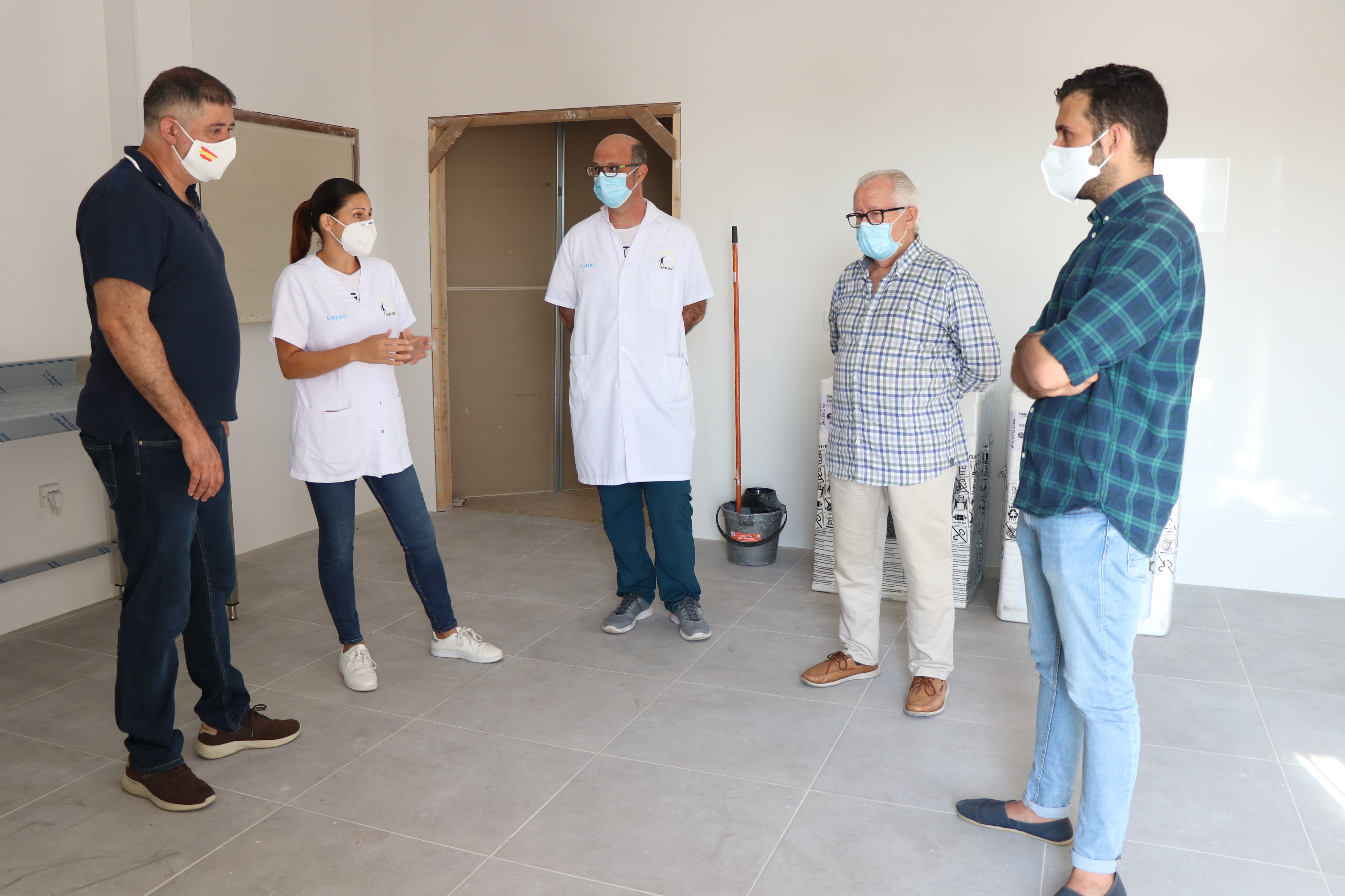 El alcalde de Sagunto y el concejal de Servicios Sociales visitan las obras de mejora de AFACAM y de la Unión Democrática de Pensionistas