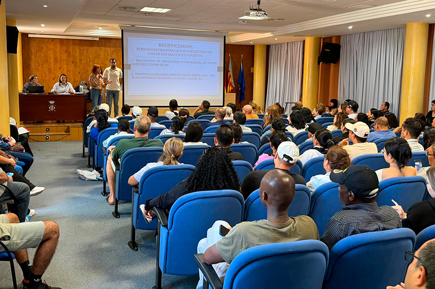 Más de 450 personas asisten a las sesiones informativas sobre la regularización extraordinaria ofrecidas por el Ayuntamiento de Sagunto