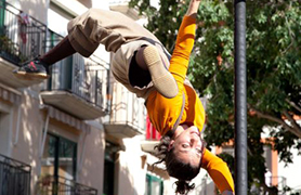 Serena Vione representa ‘Iter’ en la subida del Castillo