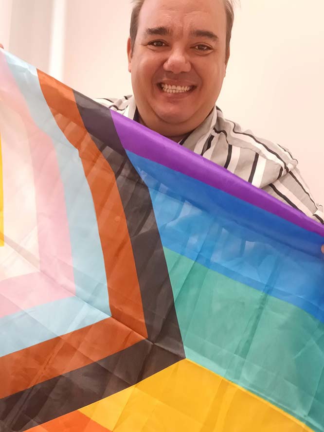 El concejal de Políticas LGTBIQ+, Raúl Palmero, anima a la ciudadanía a participar en la primera cabalgata del Orgullo de Sagunto