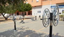 Mantenimiento instala nuevo mobiliario para realizar ejercicio en la plaza Les Parretes 